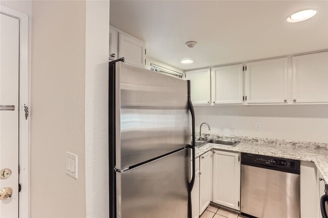 Building Photo - Beautiful 2BR/1BA Condo For Rent!!! Available May 1st - TEXT to TOUR!!!
