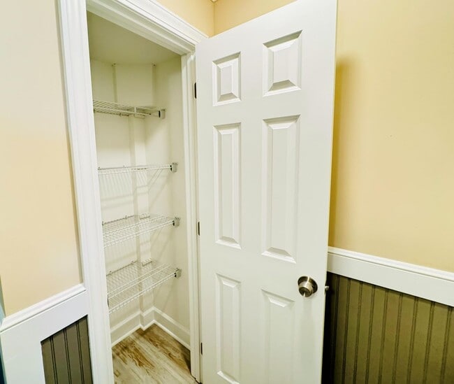 Building Photo - Luxury country rental 4x3 gated off black top!