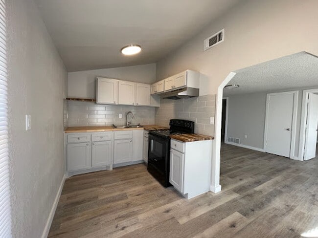 Building Photo - Built-Strong Big?Spring Residence – Durability Meets All-Season Comfort