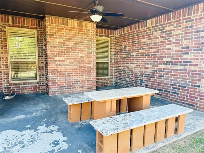 Building Photo - HOUSE FOR RENT