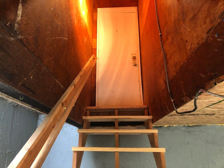 Building Photo - 1265 NE Hillside Dr