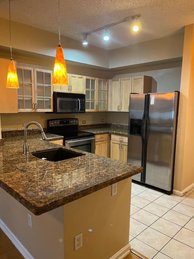 Building Photo - 533 NE 3rd Ave