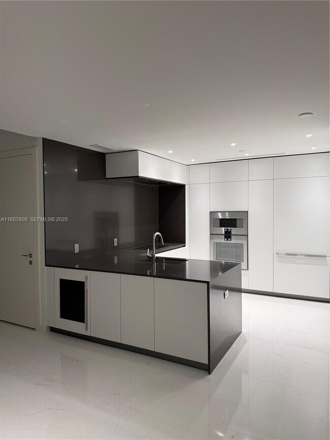 Building Photo - 300 Biscayne Blvd Way