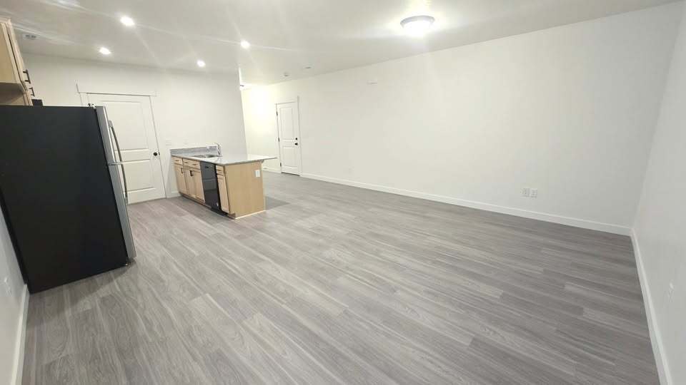 Building Photo - 895 E Antelope Dr
