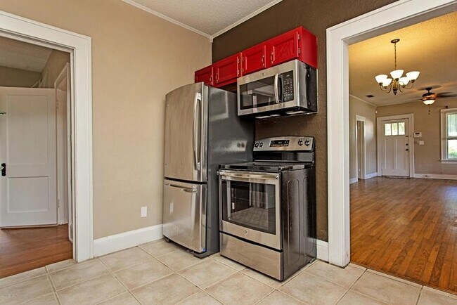 Building Photo - Avondale Beauty on the market!