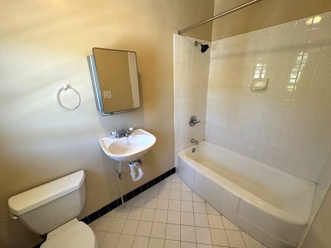 Building Photo - Charming 1 Bedroom Apartment in West Ventura – All Utilities Included!
