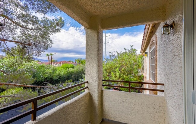 Building Photo - 3 Bed Condo In Gated West Side Community