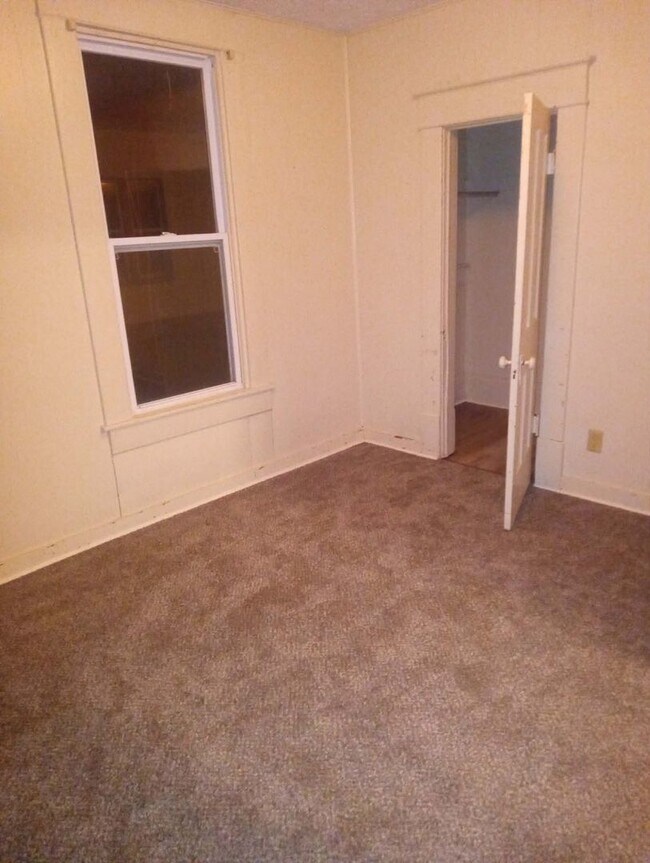 Building Photo - Act Fast - 2 Bedrooms Don't Last Long - Chanute KS