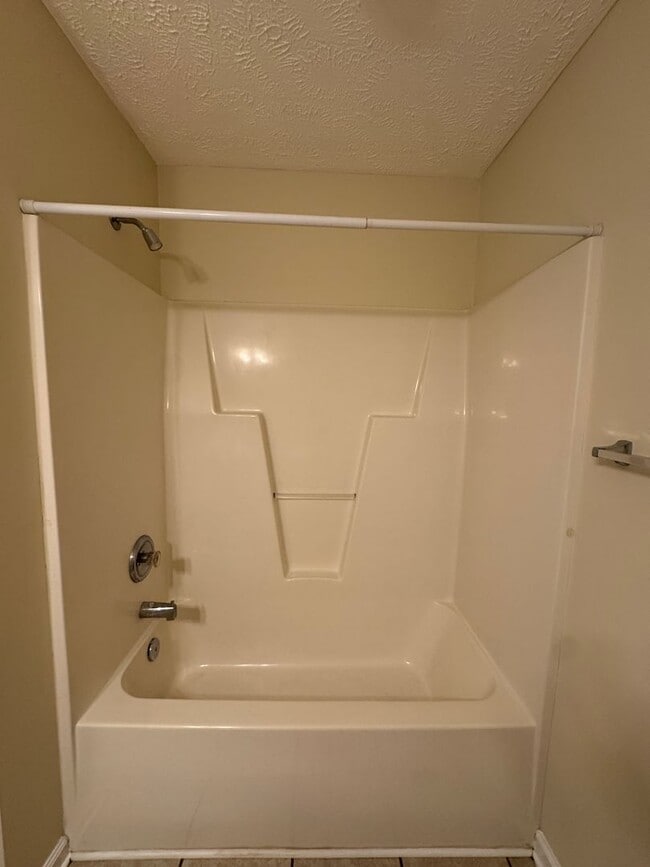 Building Photo - Lovely 2 Bedroom King's Grant Condo