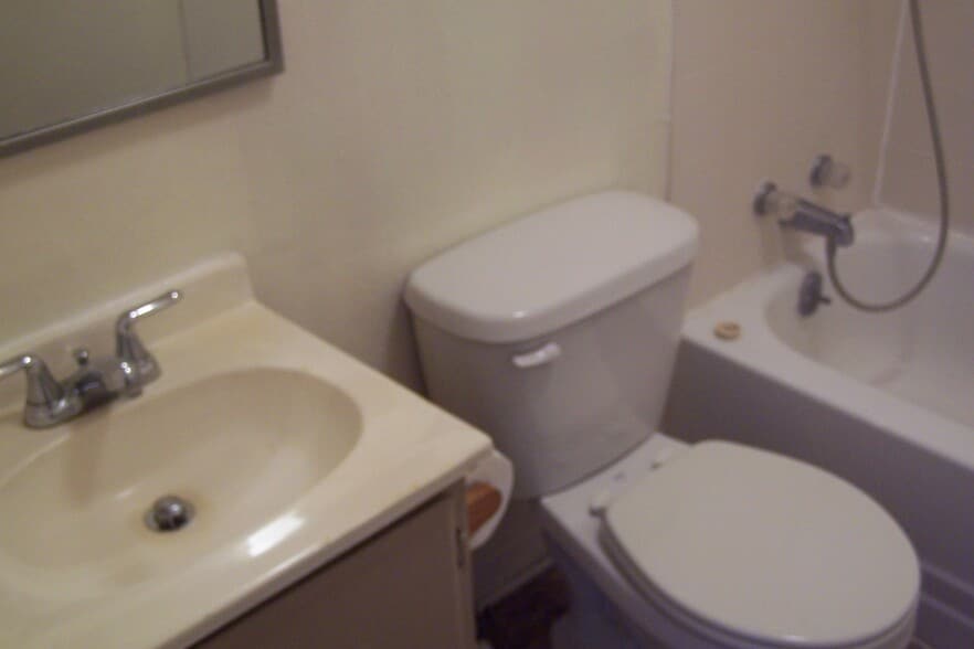 Full Bath - 139 Carpenter Rd