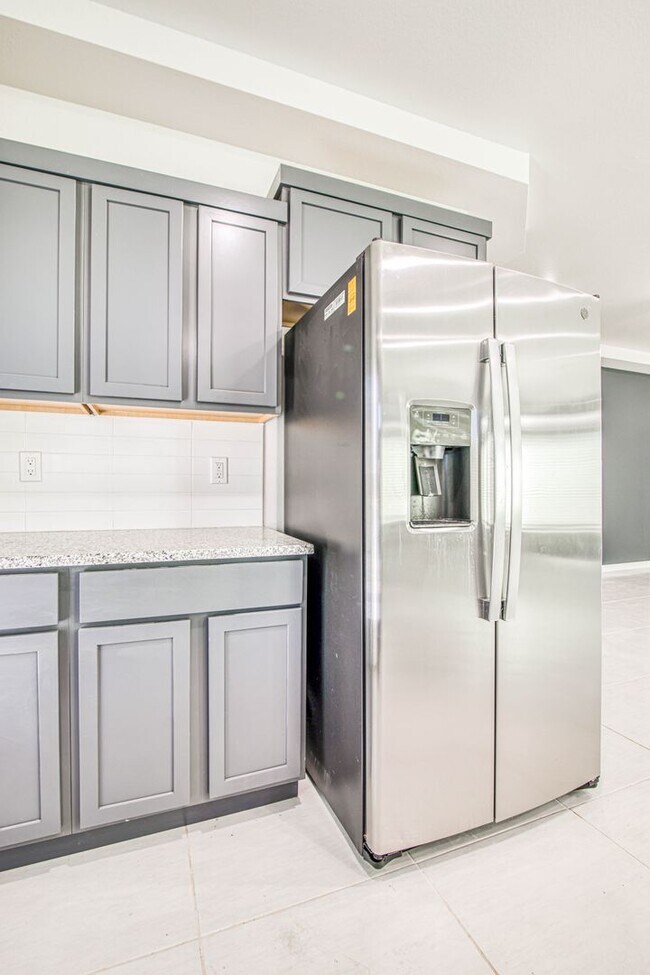 Building Photo - Beautiful  House 3 beds/3 baths. This Prop...
