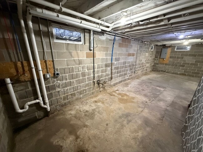 Building Photo - 3315 Valley Dr