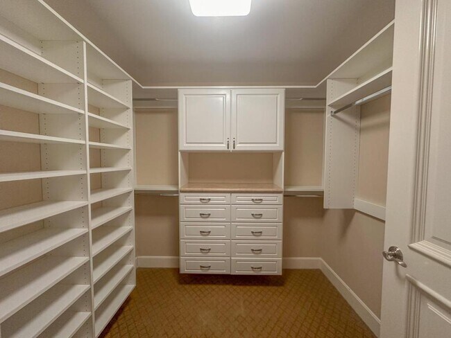 Building Photo - 5068 Scholarship