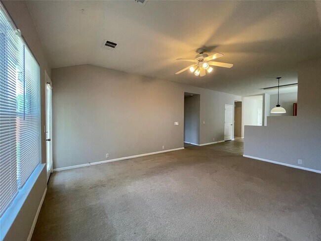 Building Photo - 208 Spruce Dr