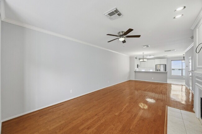 Building Photo - "Chic Urban Living: Spacious 2-Bed, 2-Bath Townhouse in Houston's Heart!"