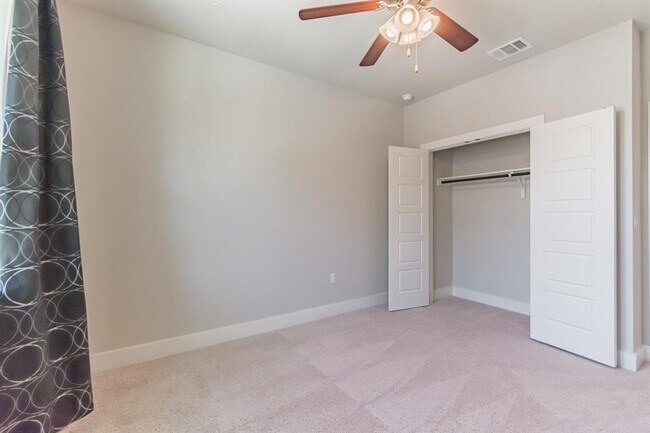Building Photo - 13800 Lyndhurst St