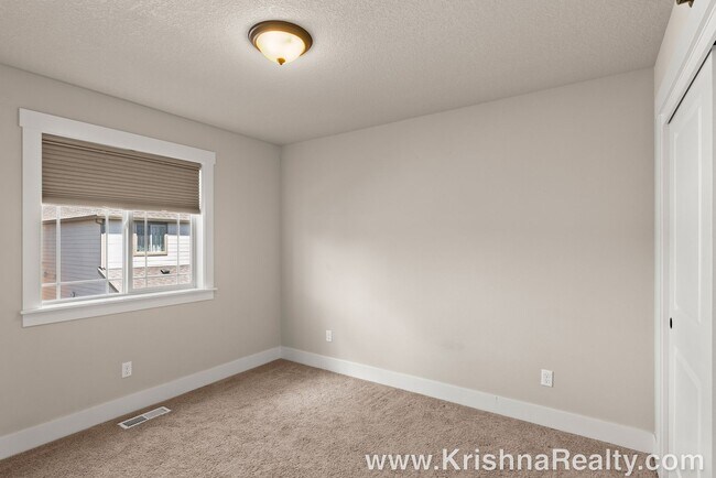 Building Photo - Gorgeous *Corner Lot* 4 BD* 2.5 BA* Single...