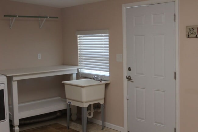 Building Photo - Quiet 3/2 Brick Home in Marianna