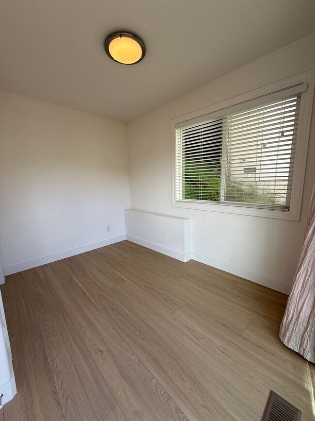 Building Photo - 55-57 Bayo Vista Way