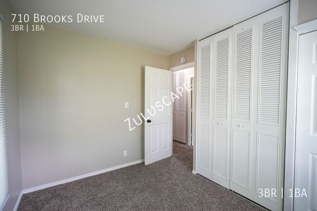 Building Photo - 710 Brooks Dr