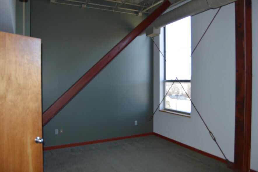 4th-Floor Bedroom - 525 S School Ave