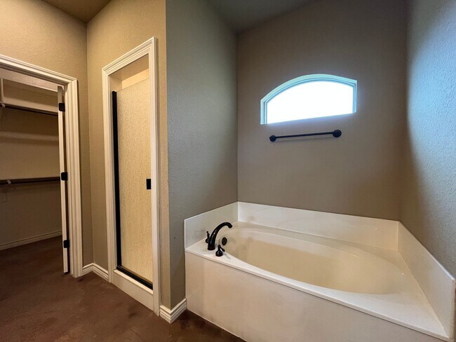 Building Photo - 4 Bedroom Single Family Home:  Available Now!