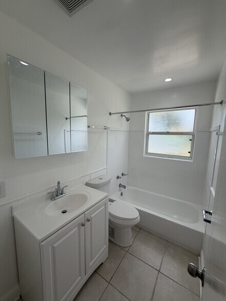 Building Photo - 2 Bed/1 Bath
