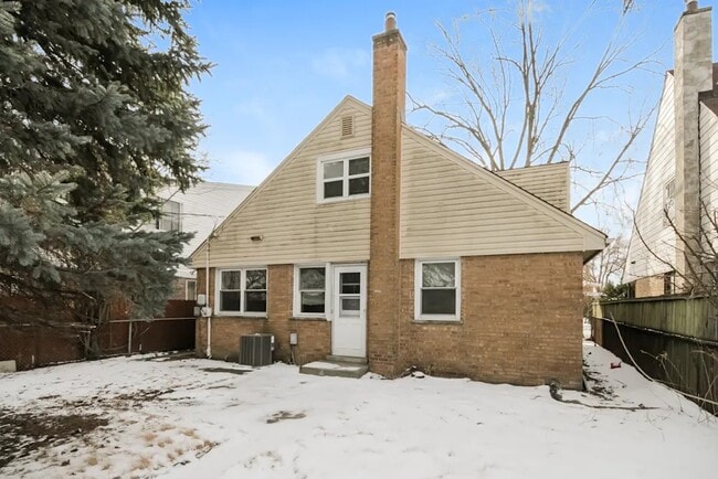 Building Photo - 5241 Lee St