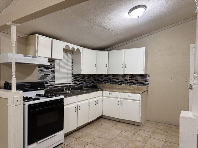 Building Photo - 601 Cantrell Dr