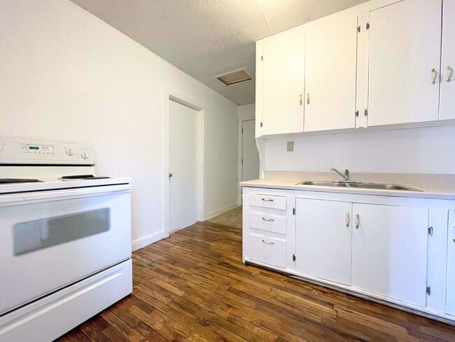 Building Photo - 1 bedroom house with fenced in yard