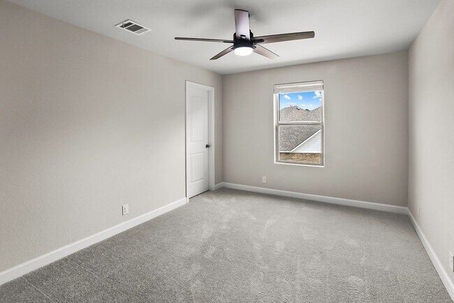 Building Photo - 4 Bedroom/3 bath home Southglen Subdivision
