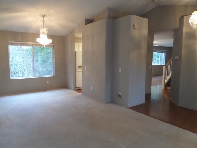Building Photo - Large 3-Bedroom House w/New Carpet in Grea...