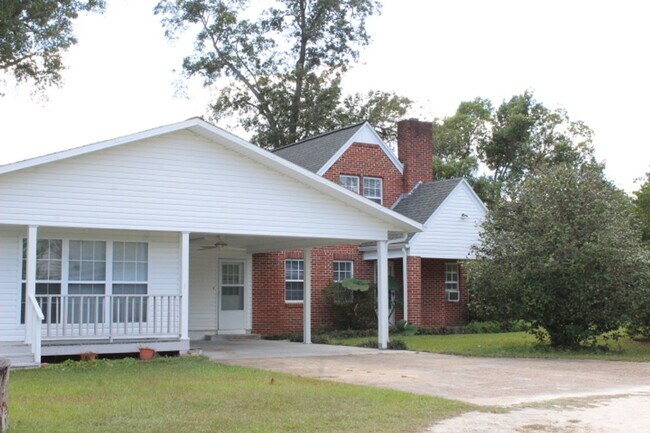 Building Photo - Beautiful 4/2 Frame Home in Marianna on Well