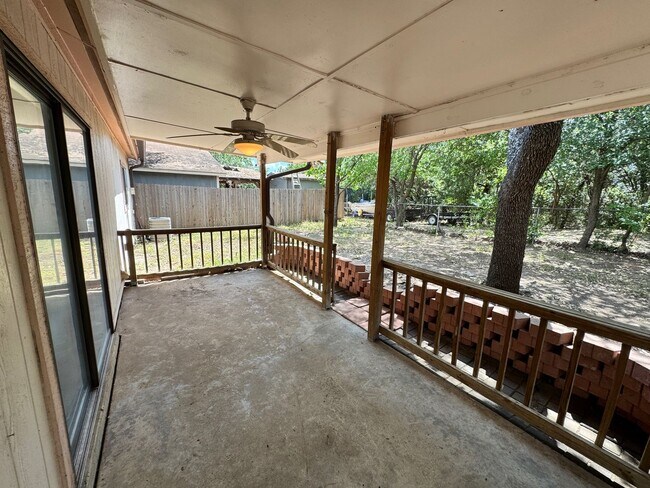 Building Photo - Ready For Move In - Nice 3/2 in West SA In...