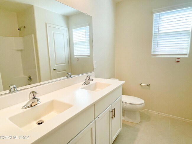Building Photo - 866 E Artesia Pl