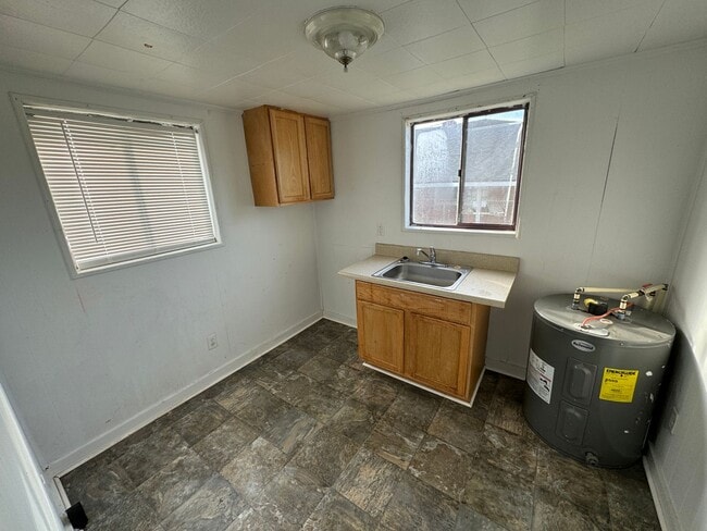 Building Photo - 1 Bedroom House
