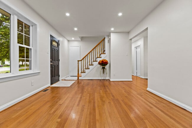 Building Photo - 549 Claymont Dr