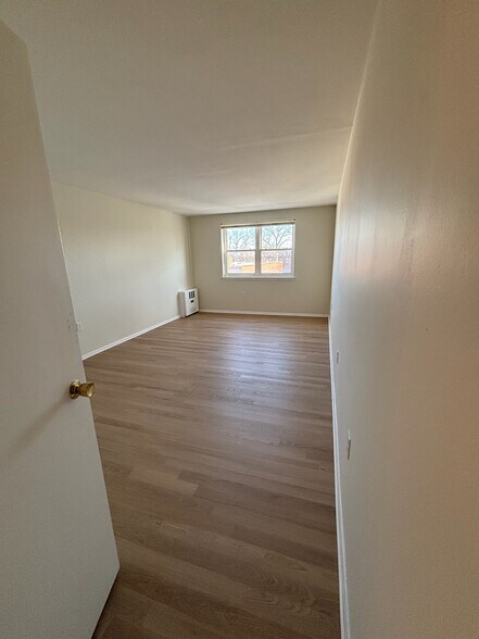 Bedroom - 887 Farmington Ave