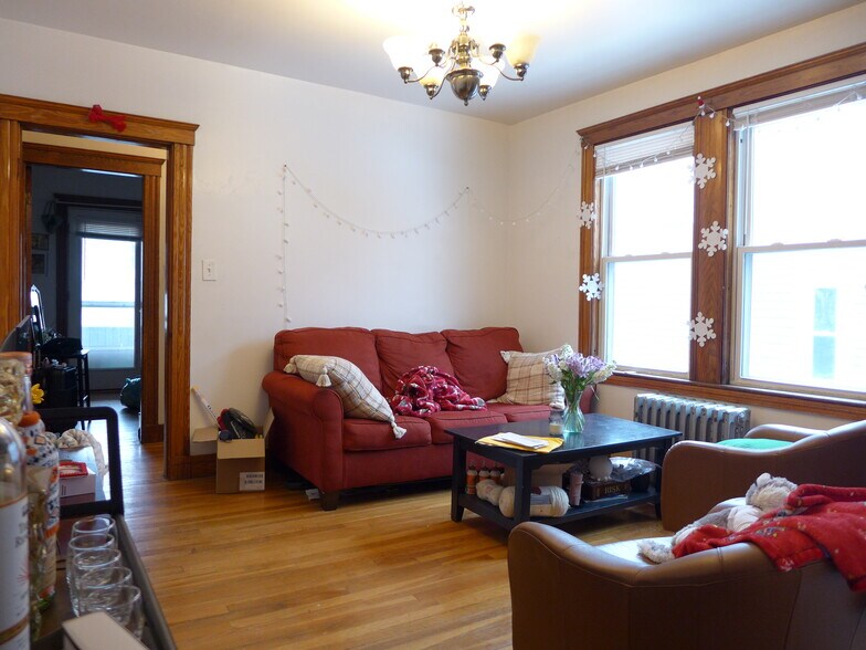 Building Photo - 821 Parker St