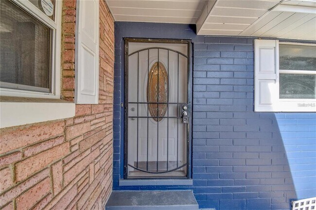 Building Photo - 1828 SE Lake Weir Ave