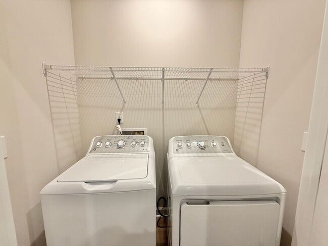 Building Photo - 1204 Holding Village Way