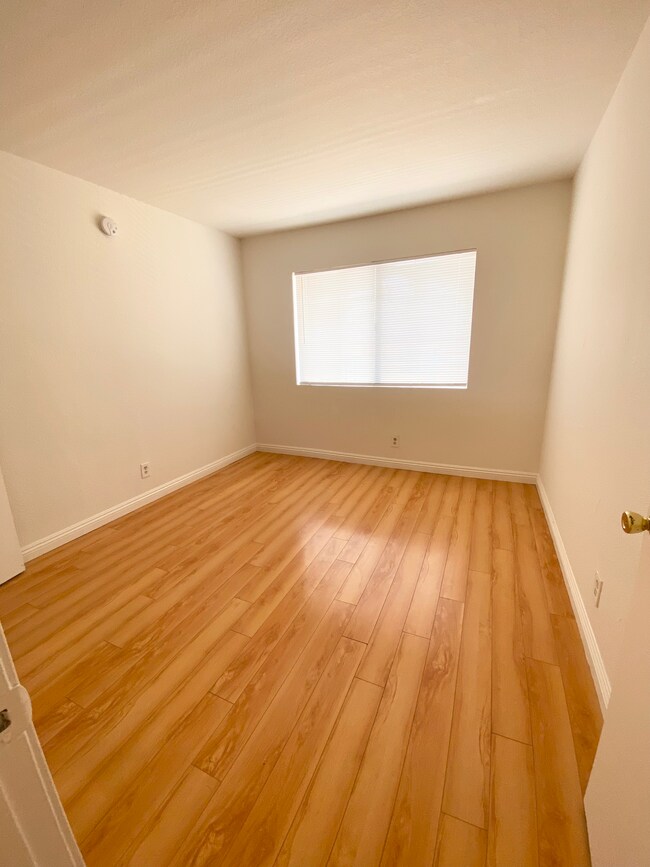 Second bedroom - 158 N Normandie Ave