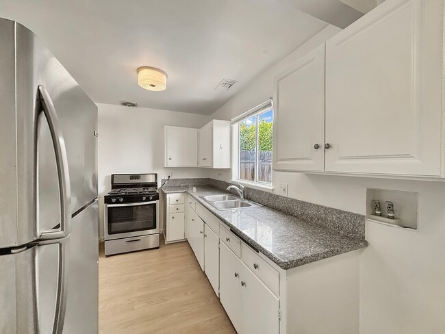 Building Photo - Stunning 3BD/1.5BA House in Clairemont Mes...