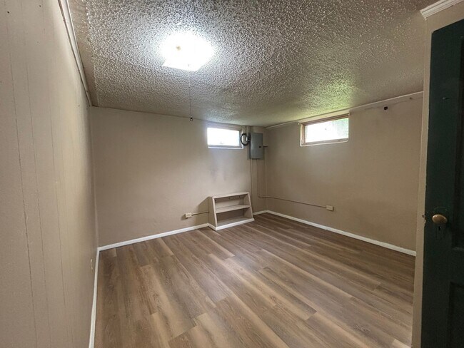 Building Photo - Beautiful 3 bedroom 2 bath in the Phelps g...