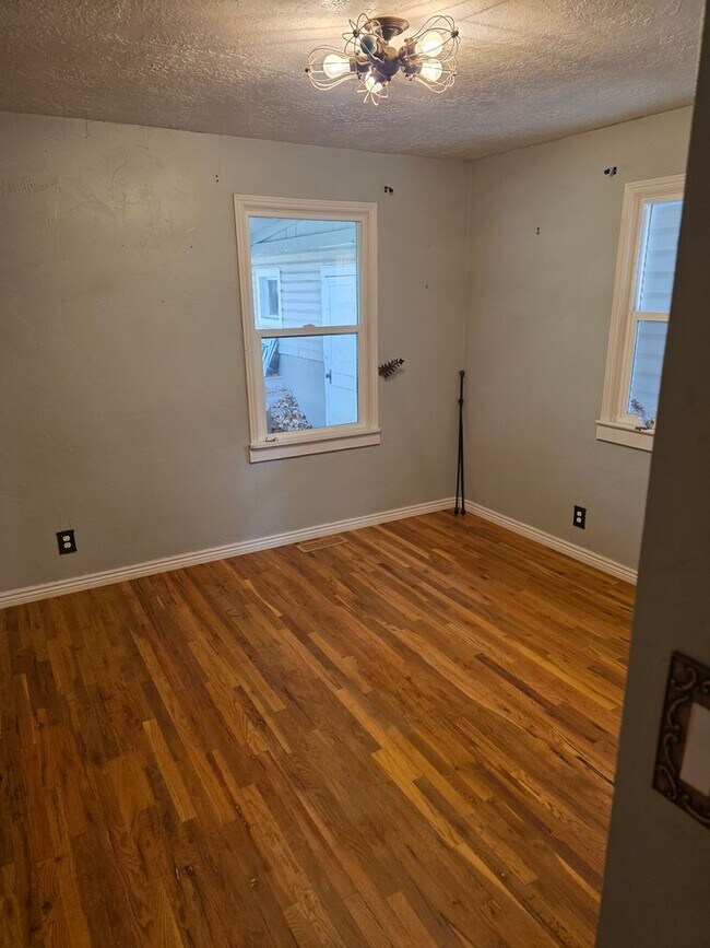 Building Photo - Charming 4 bed 2 bath home