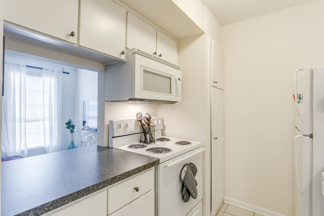 Kitchen looking into den - 4901 Bryce Ave