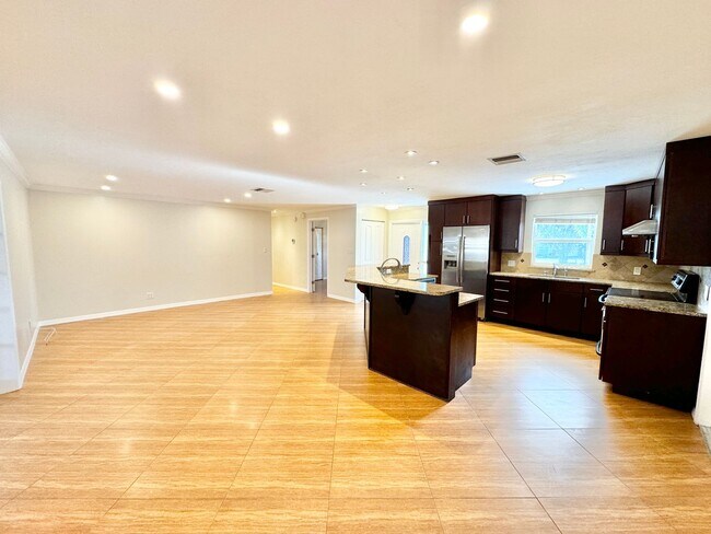 Building Photo - ** CENTRAL NAPLES ** 3 BED + DEN / 2 BATH ...