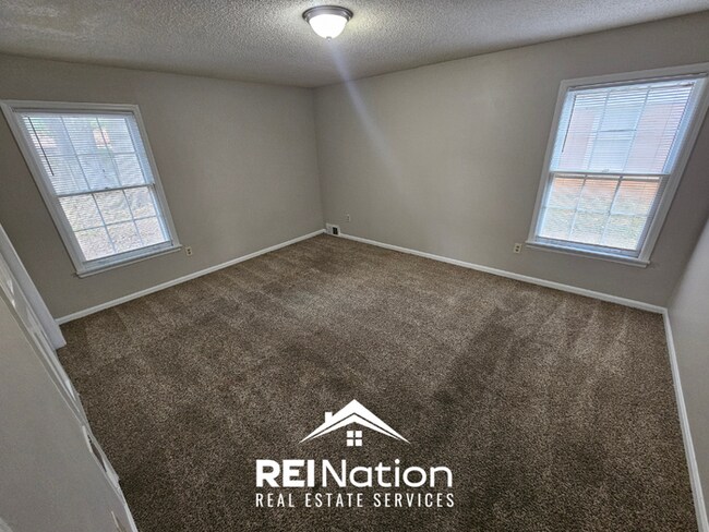 Building Photo - Grand 5BR/3BA East Memphis Estate | 2,603 Sq Ft, Hardwood Floors, Fireplace & Large Yard