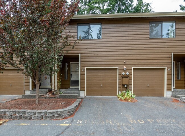 Building Photo - 2 bedroom/1.5 bathroom townhouse