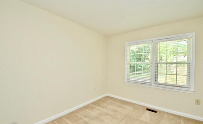 Building Photo - Charming 3-Level Townhome Backing to Woods in Prime Alexandria Location